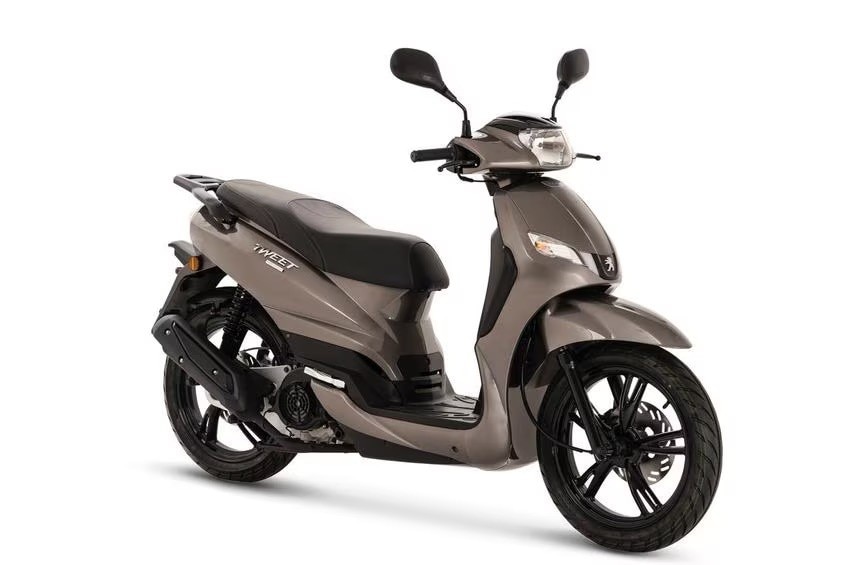 <div class='descrGalleryTitle'>Peugeot Tweet</div><div class='descrGalleryText'><p>Anche il marchio francese si inserisce nella lotta alla supremazia nel segmento degli scooter urbani <b>guidabili con patente A1 e B.</b> Il <a href="https://www.dueruote.it/moto-scooter/peugeot/peugeot-tweet-125/">Tweet 125</a> offre una dotazione piuttosto semplice se paragonata ai rivali provenienti da oriente. Prevede un vano sottosella capace di <b>contenere un casco jet</b> con visiera, uno scompartimento nel retroscudo e una pedana piatta per alloggiare comodamente borse o altri oggetti. Tecnicamente, è dotato di ruote da 16”, due freni a disco e pesa appena 120 kg a secco. Il prezzo di listino della versione base è di 2.799 euro, con 3 anni di garanzia e <b>2 anni di assistenza stradale gratuita.</b></p>
</div>